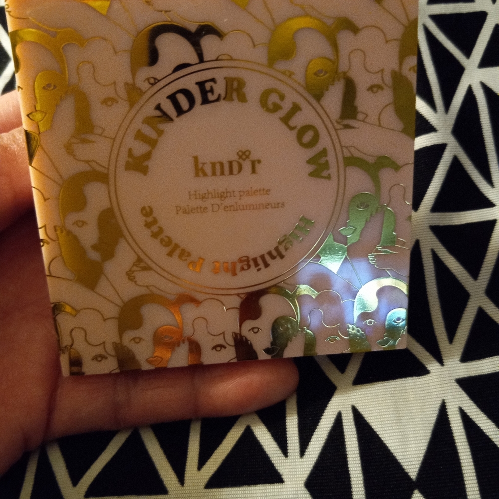 Highlight palette kinder glow with mirror